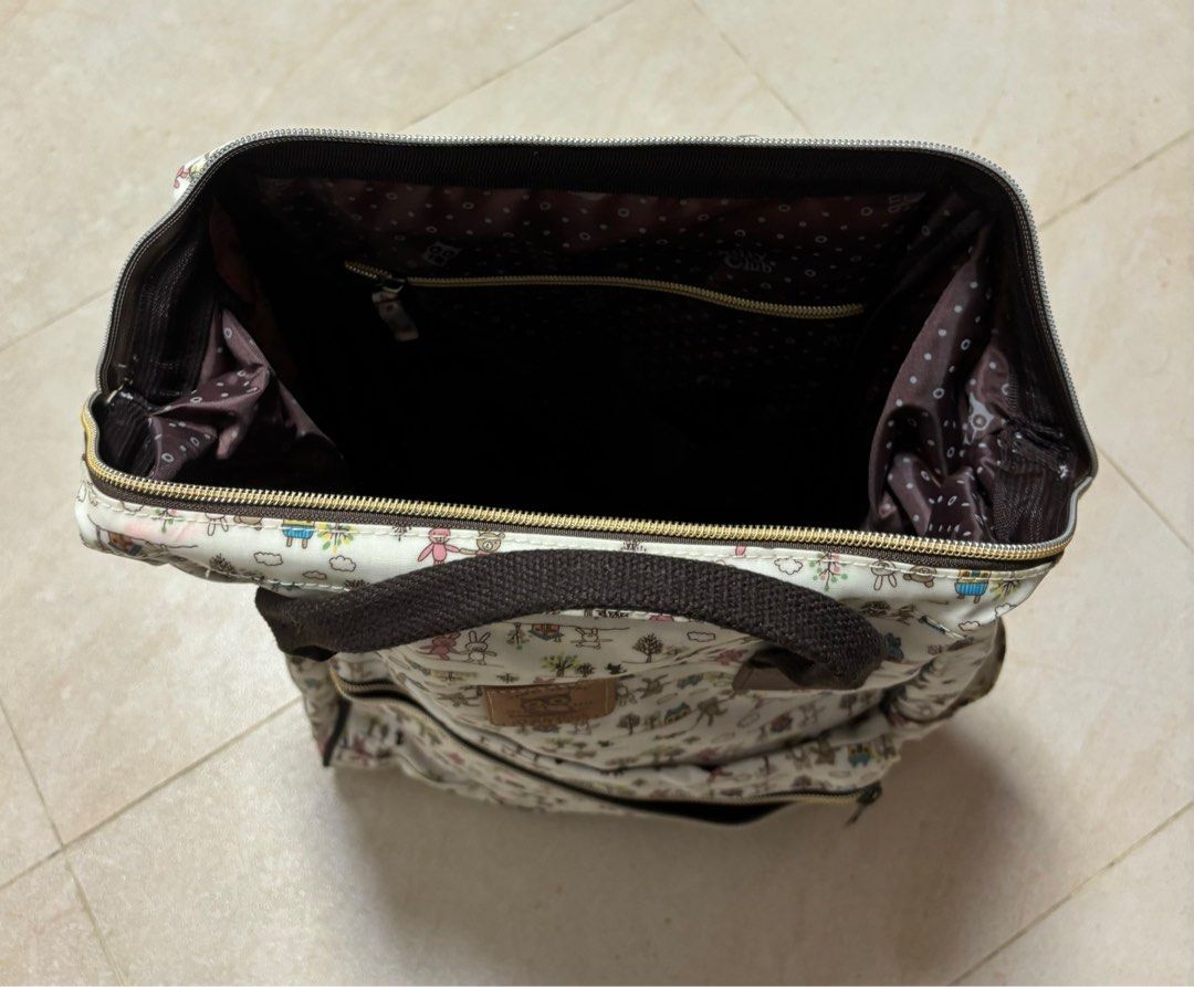 Backpack (Category: Backpacks) located in Singapore. Submitted by pisces927 (Listing ID 1306609288, Image 3). Description: Taiwan waterproof backpack with broad opening like Anello kind of haversack.