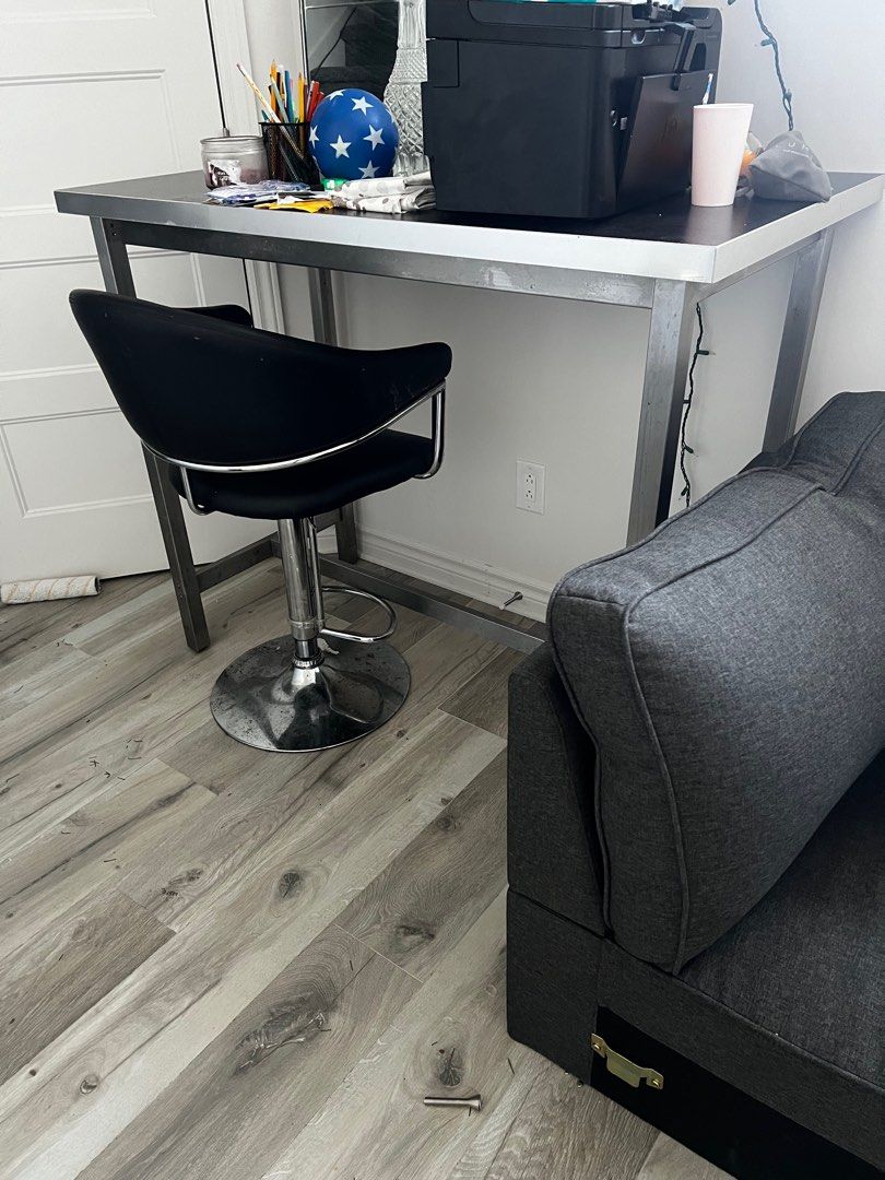 Bar table (Category: Home & Furniture) located in Brownsburg-Chatham. Submitted by si_mon (Listing ID 1306522723, Image 2). Description: Envoyer un message pour le ramassage.