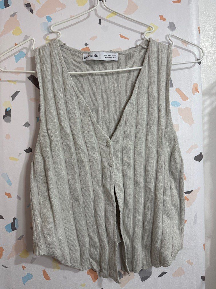 Bershka Grey knitted vest (Category: Blouses) located in Makati City. Submitted by truthfairy (Listing ID 1306699733, Image 3). Description: Bershka knitted vest Small on tag but may also fit Xs New condition, haven’t been used.
