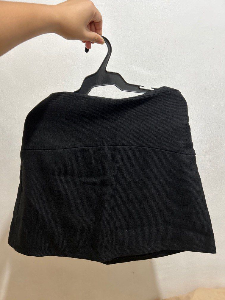 Black mini skirt (Category: Skirts) located in Paranaque City. Submitted by closedcycle (Listing ID 1306651924, Image 1). Description: Rfs: im moving out ane it doesnt fit me anymore Price is negotiable when you buy two or more items.