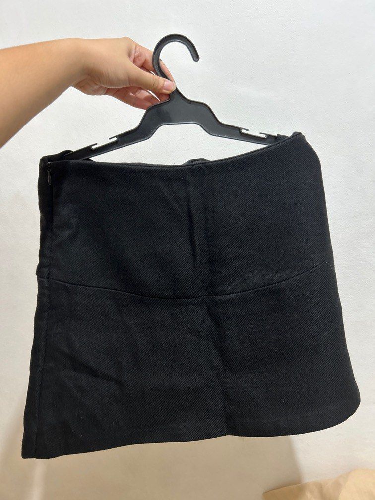 Black mini skirt (Category: Skirts) located in Paranaque City. Submitted by closedcycle (Listing ID 1306651924, Image 2). Description: Rfs: im moving out ane it doesnt fit me anymore Price is negotiable when you buy two or more items.