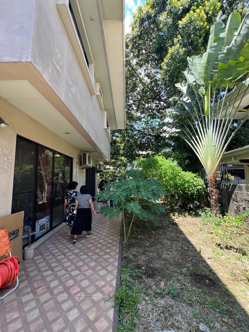 St Ignatius (Category: House & Lot) located in Taguig. Submitted by brokerhanstaneo_09178038728 (Listing ID 1306705669, Image 2). Description: St. IGNATIUS beside White Plains Lot size: 294 sqm Floor area: 210 sqm 4 BR 2 car garage.