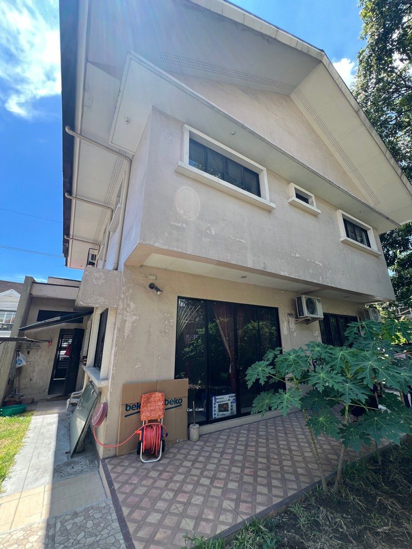 St Ignatius (Category: House & Lot) located in Taguig. Submitted by brokerhanstaneo_09178038728 (Listing ID 1306705669, Image 1). Description: St. IGNATIUS beside White Plains Lot size: 294 sqm Floor area: 210 sqm 4 BR 2 car garage.