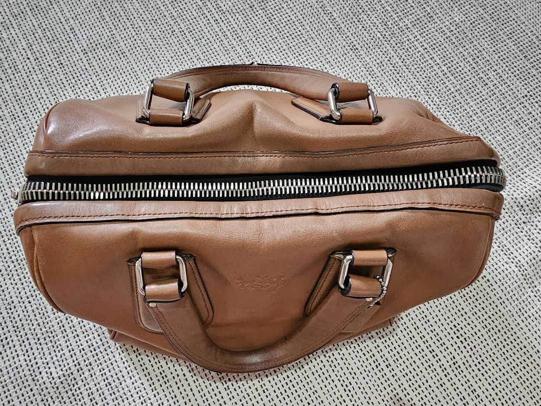 Coach Speedy Bag (Snoopy) Limited Edition (Category: Luxury Bags & Wallets) located in Bulacan. Submitted by kcatsan (Listing ID 1306560362, Image 3). Description: Authentic, Well used leather, with light discoloration due to usage and storage, with peelings on the handle Big, roomy but lightweight.