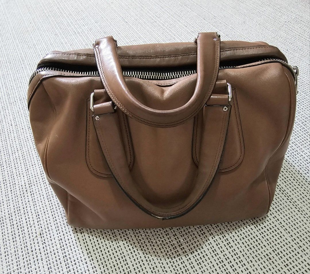Coach Speedy Bag (Snoopy) Limited Edition (Category: Luxury Bags & Wallets) located in Bulacan. Submitted by kcatsan (Listing ID 1306560362, Image 2). Description: Authentic, Well used leather, with light discoloration due to usage and storage, with peelings on the handle Big, roomy but lightweight.