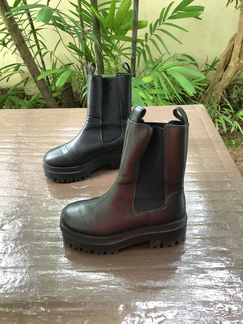Divided black boots shop