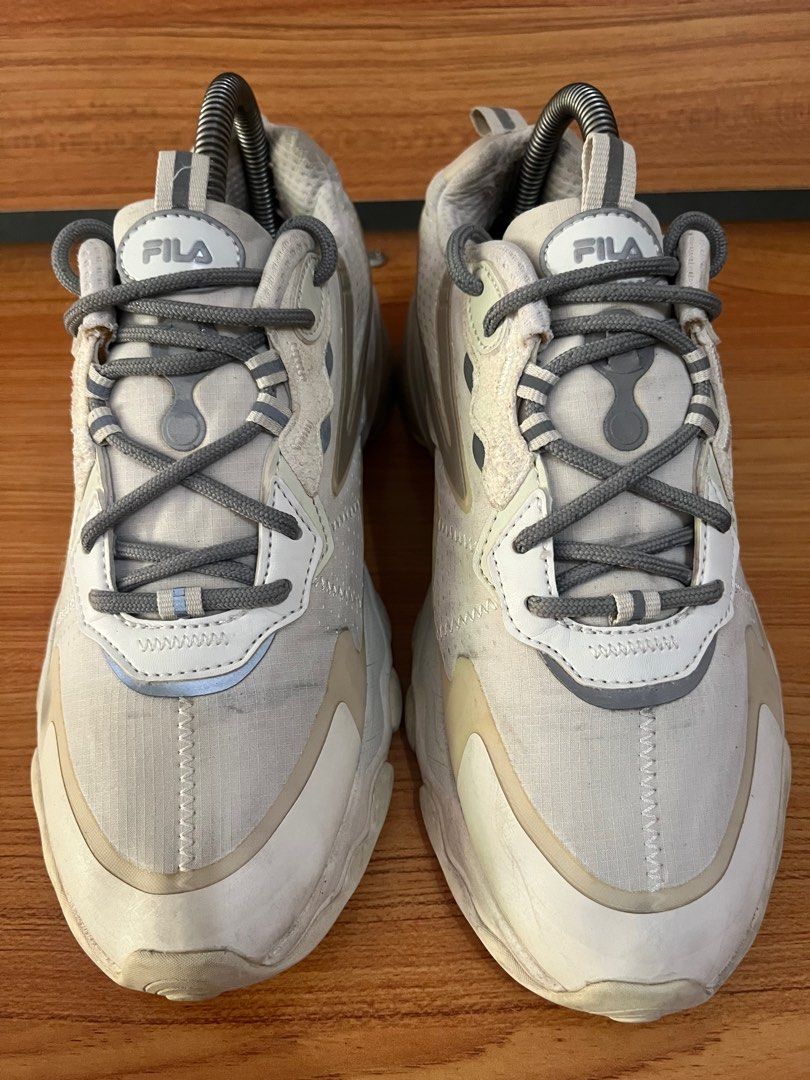 FILA RAY TRACER OFF WHITE Fesyen Pria Sepatu Sneakers di Carousell