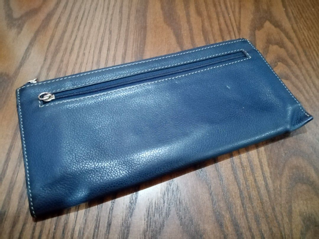 Fino Leatherware Wallet (Category: Wallets & Card holders) located in Cebu City. Submitted by maksipreloveditems (Listing ID 1306706551, Image 1). Description: With Folds, Press Marks, Stains from Rugby (Factory) please see photos Measurement: If closed: L = 9.50 inches W = 1 inches H = 4.50 inches.