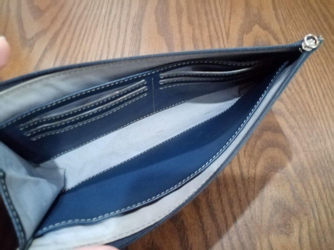 Fino Leatherware Wallet (Category: Wallets & Card holders) located in Cebu City. Submitted by maksipreloveditems (Listing ID 1306706551, Image 3). Description: With Folds, Press Marks, Stains from Rugby (Factory) please see photos Measurement: If closed: L = 9.50 inches W = 1 inches H = 4.50 inches.