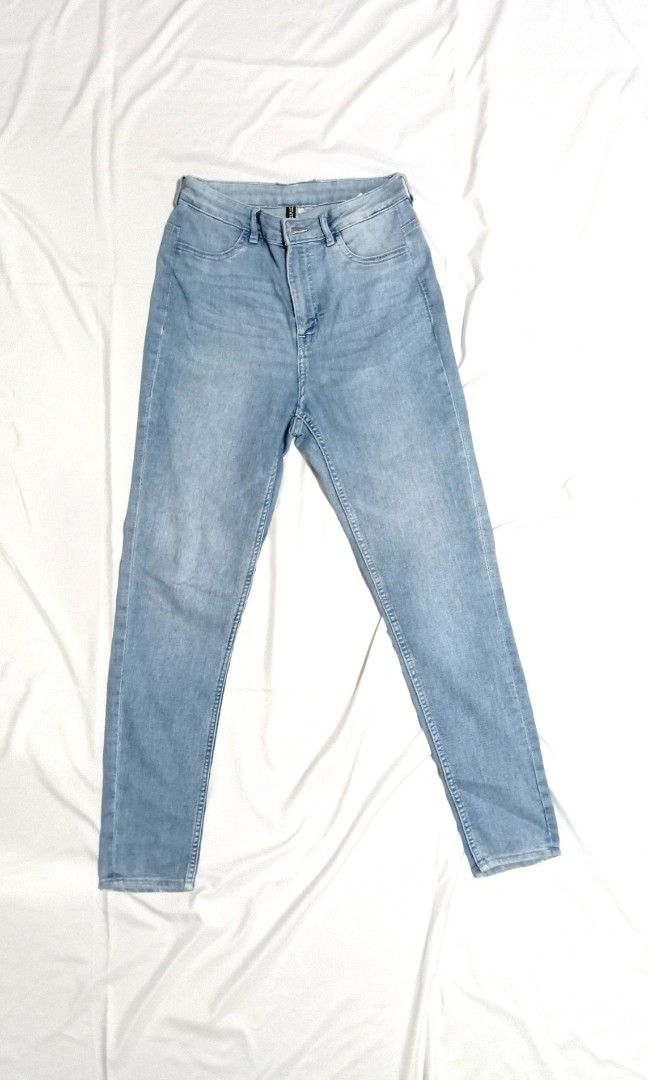 H&M Light wash denim jeans (Category: Jeans) located in Malabon City. Submitted by shopbargainph (Listing ID 1260785710, Image 1). Description: H&M divided stretchy Jeans size 38P but waist altered. can fit waist 28 inch.
