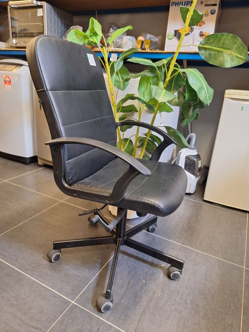IKEA RENBERGET Swivel chair Bomstad black Kerusi Putar IKEA RENBERGET Bomstad hitam Furniture Home Living Furniture Chairs on Carousell