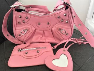 (Category: ) located in . Submitted by annwardrobe (Listing ID 1306628272, Image 1). Description: .