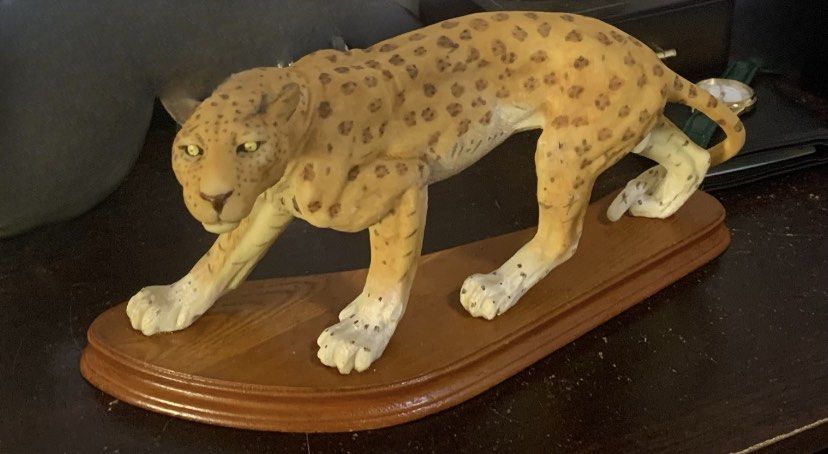 Leopard statue (Category: Other Home Decor) located in Singapore. Submitted by syed33 (Listing ID 1306645085, Image 1). Description: Statue of a leopard , great for office or home study .