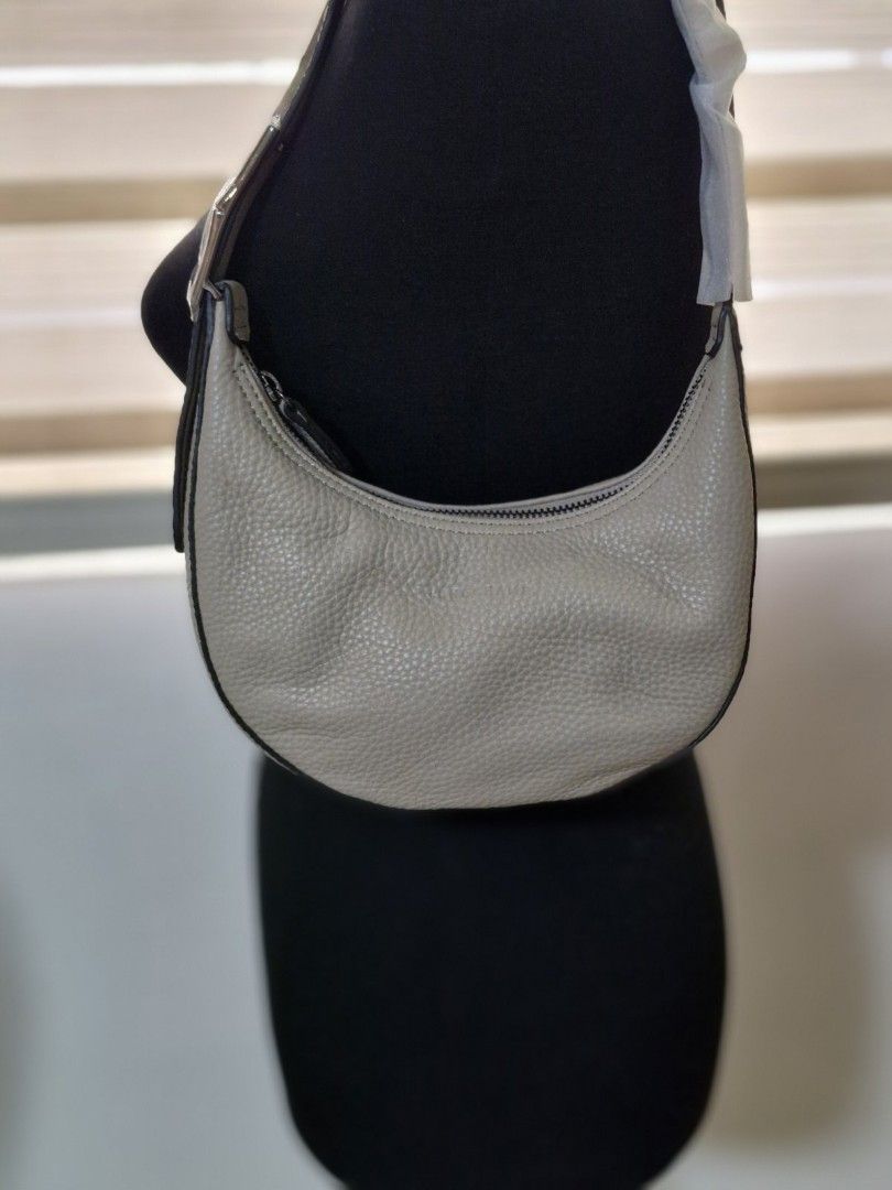 Longchamp small hobo (Category: Luxury Bags & Wallets) located in Quezon City. Submitted by myprelovedfindsph (Listing ID 1306553321, Image 1). Description: Brand new Longchamp hobo bag. Priced at 27k in Rustans. Great everyday casual bag..