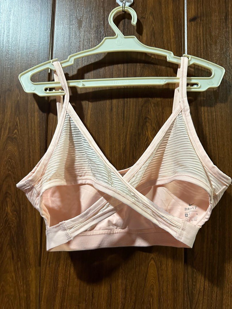 Nike sportsbra preloved (Category: Activewear) located in Iloilo. Submitted by stellas21 (Listing ID 1306660463, Image 2). Description: Nike sports bra Size medium Color : peach .