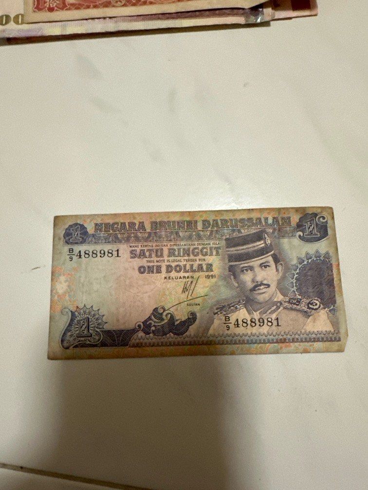 Old Notes (Category: Currency) located in Singapore. Submitted by sgchocolat35296 (Listing ID 1306648093, Image 1). Description: Brunei dollar for collectible.