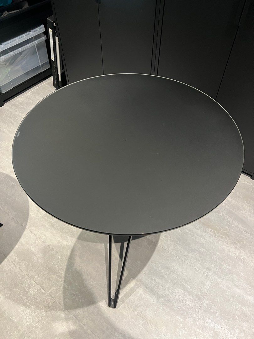 Round Table (Category: Tables & Sets) located in Singapore. Submitted by nyc79 (Listing ID 1306537089, Image 2). Description: Lightly used table. Can be used for office and home. Nice design Tempered Glass Top..