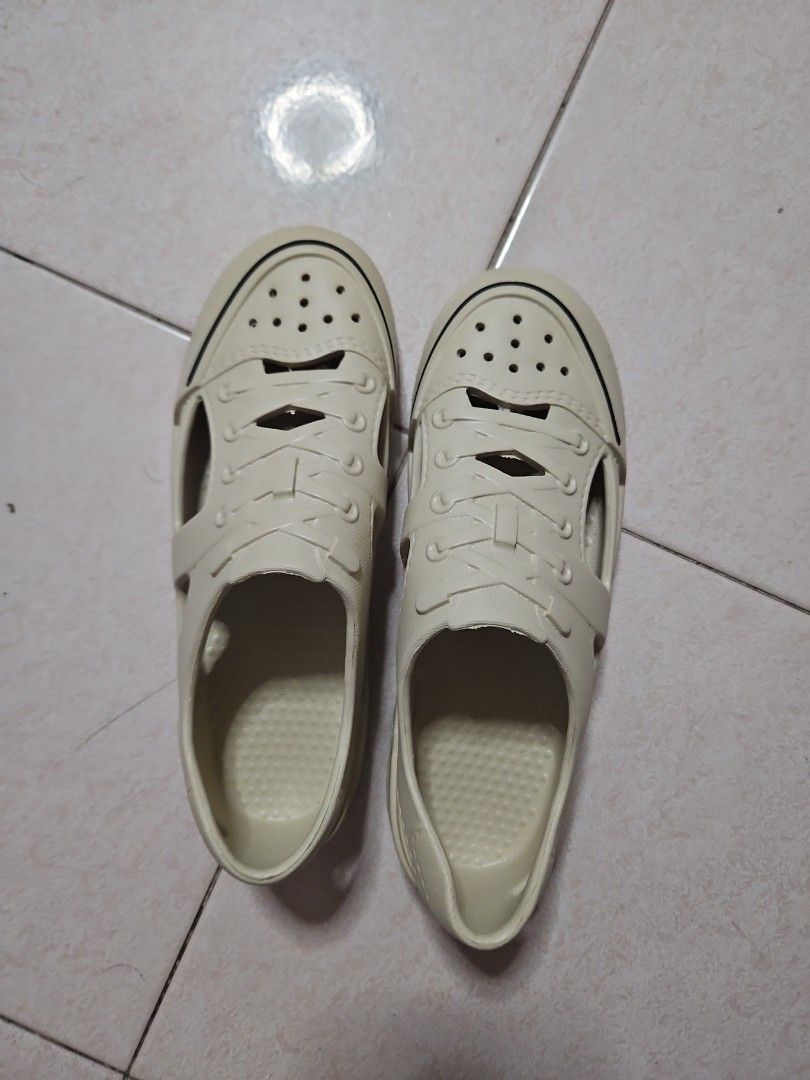 Simple slipper (Category: Loafers) located in Singapore. Submitted by henryscy (Listing ID 1306643715, Image 1). Description: selling as good as new simple shoe. eu 38.