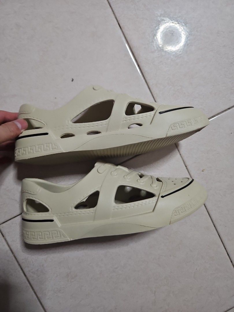 Simple slipper (Category: Loafers) located in Singapore. Submitted by henryscy (Listing ID 1306643715, Image 2). Description: selling as good as new simple shoe. eu 38.