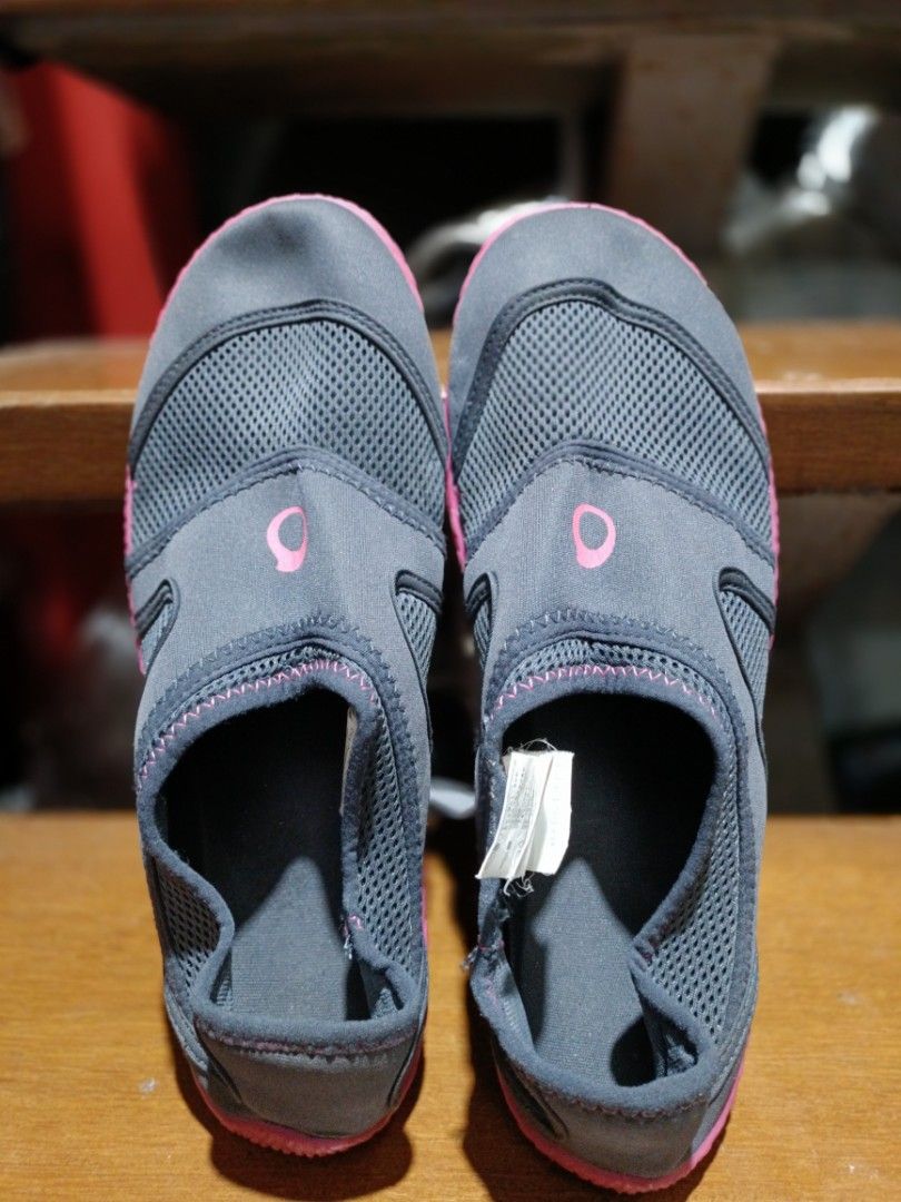 Woman beach shoes decathlon 42-43, Fesyen Wanita, Sepatu di Carousell