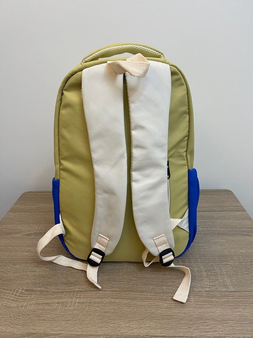 Backpack （分類：背囊）位於 Hong Kong。 由 holly_chan 提交（商品編號 1309733846，圖片 3）。簡介： 95%新淨 屯馬綫鑽石山站至馬鞍山站交收。