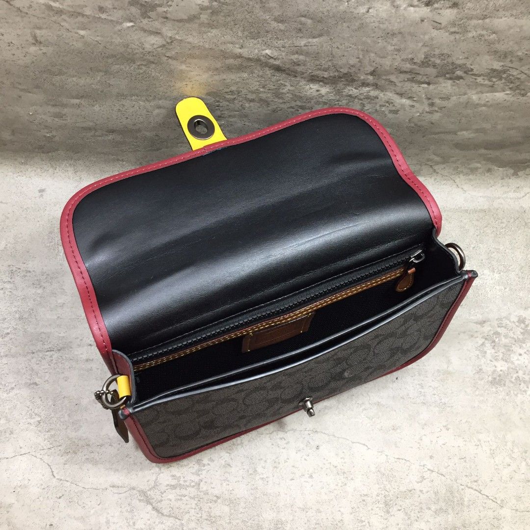 Coach Turnlock Tab Messenger in Signature