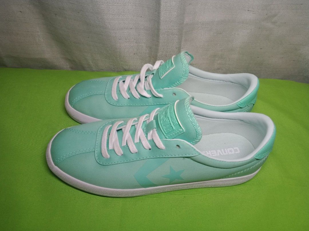 Converse Breakpoint Ox 'Green Glow' (Category: Sneakers) located in Santa Maria. Submitted by avvvs (Listing ID 1309729390, Image 3). Description: Introducing the Converse Breakpoint Ox Green Glow, a stylish women's shoe in a vibrant green color. Crafted by Converse, this shoe is perfect for those seeking comfort and style. With its sleek design and eye-catching green glow, it's sure to turn heads wherever you go. Step up your footwear game with 