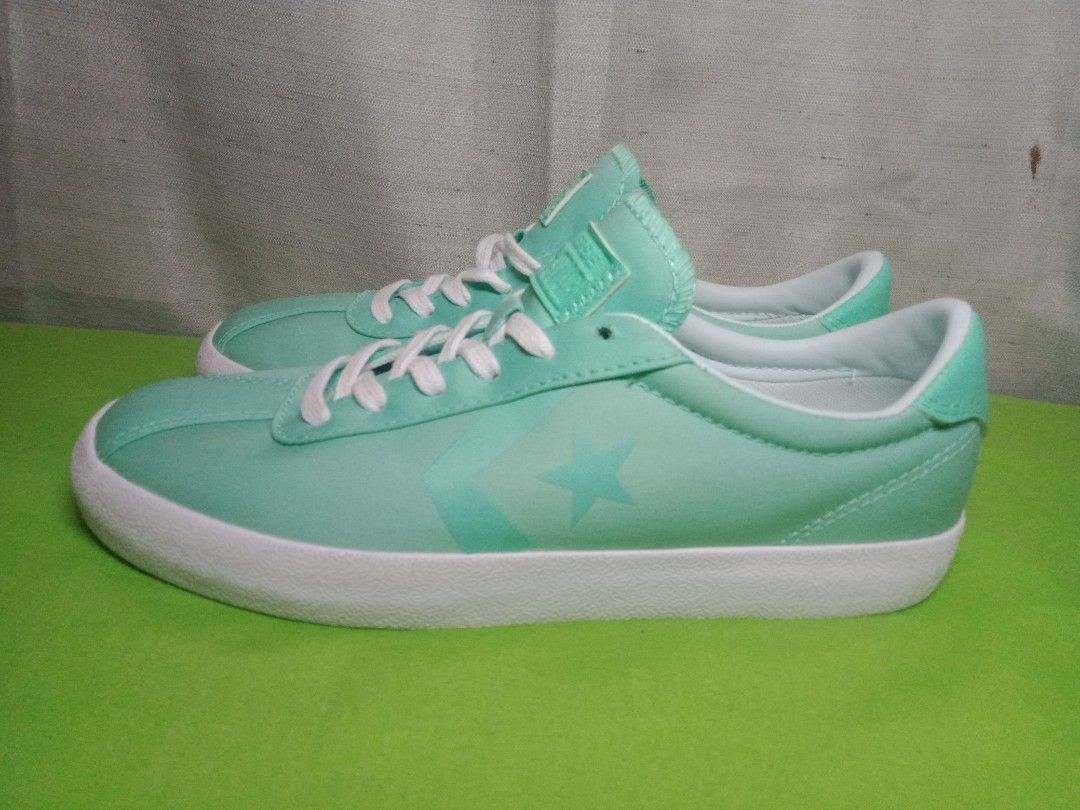 Converse Breakpoint Ox 'Green Glow' (Category: Sneakers) located in Santa Maria. Submitted by avvvs (Listing ID 1309729390, Image 2). Description: Introducing the Converse Breakpoint Ox Green Glow, a stylish women's shoe in a vibrant green color. Crafted by Converse, this shoe is perfect for those seeking comfort and style. With its sleek design and eye-catching green glow, it's sure to turn heads wherever you go. Step up your footwear game with 