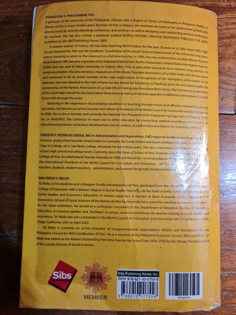 Creative Responses Through the Ages (Category: Storybooks) located in Manila. Submitted by les.yao (Listing ID 1309781745, Image 3). Description: No writings inside Free plastic cover Text 09175300910.