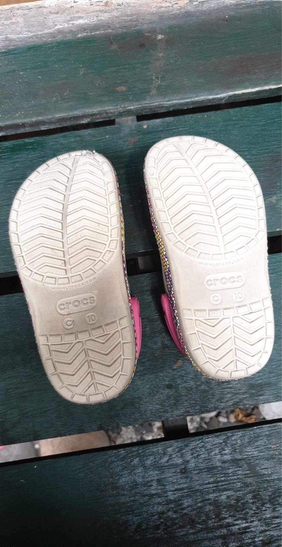 Crocs white &pink for kids (Category: Babies & Kids Fashion) located in Quezon City. Submitted by ronb25 (Listing ID 1295781386, Image 3). Description: FREE crocs logo missing in left shoe.