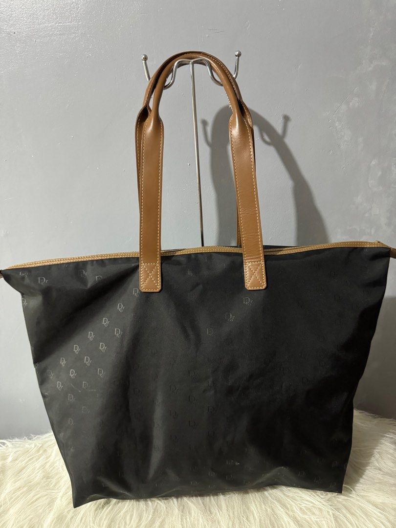 DIOR TOTE (Category: Luxury Bags & Wallets) located in Las Pinas. Submitted by CocoBebeBeautiQ (Listing ID 1309727879, Image 2). Description: AUTO PASS TO LOW BALLER‼️ AUTO PASS TO LOW BALLER‼️ DIOR TOTE NORMAL SIGNS OF USAGE PLEASE CHECK PHOTOS CAREFULLY.