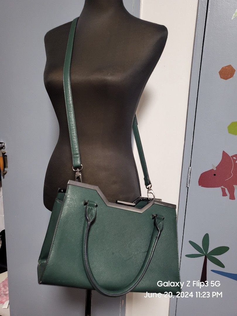 Dune London crossbody (Category: Luxury Bags & Wallets) located in Quezon City. Submitted by kimpossibells (Listing ID 1309868598, Image 3). Description: with issues please see pictures.