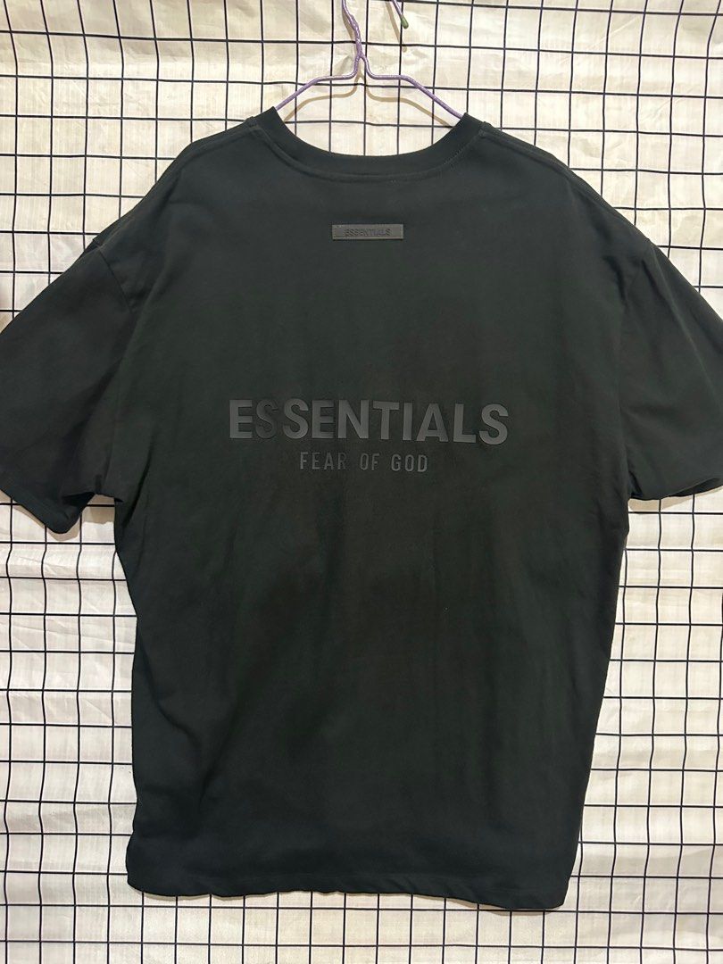 Essentials Tee (Category: Tshirts & Polo Shirts) located in Singapore. Submitted by DamianDesmond (Listing ID 1309757877, Image 1). Description: Authentic!!.