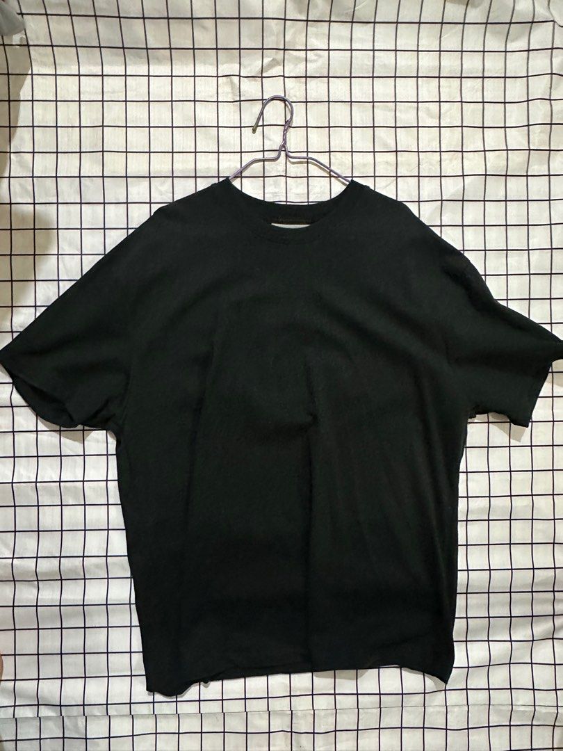 Essentials Tee (Category: Tshirts & Polo Shirts) located in Singapore. Submitted by DamianDesmond (Listing ID 1309757877, Image 2). Description: Authentic!!.