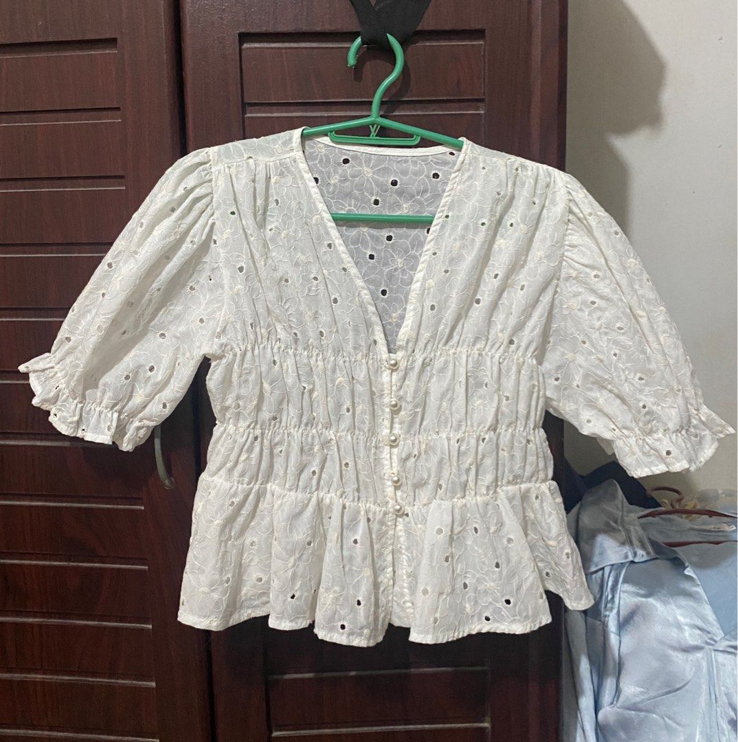 Floral White Puff-sleeves Top (Category: Blouses) located in Dinalupihan. Submitted by zyieone (Listing ID 1309850208, Image 2). Description: ❕DECLUTTERING L: 18 W: 29-32 🖇️ Own pre-loved, worn once 🖇️Floral-ish design 🖇️Best for summer/beach galas DM if u have more questions^^ .