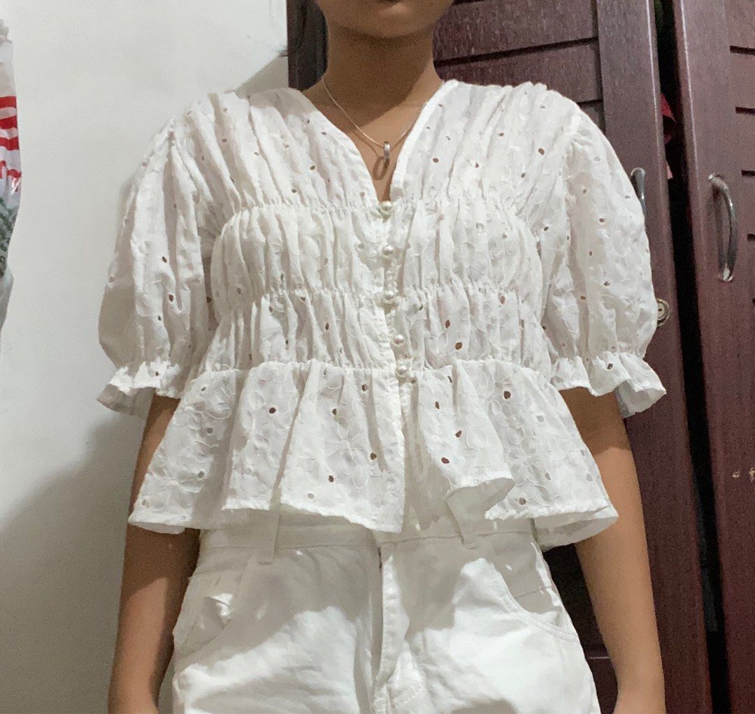 Floral White Puff-sleeves Top (Category: Blouses) located in Dinalupihan. Submitted by zyieone (Listing ID 1309850208, Image 3). Description: ❕DECLUTTERING L: 18 W: 29-32 🖇️ Own pre-loved, worn once 🖇️Floral-ish design 🖇️Best for summer/beach galas DM if u have more questions^^ .