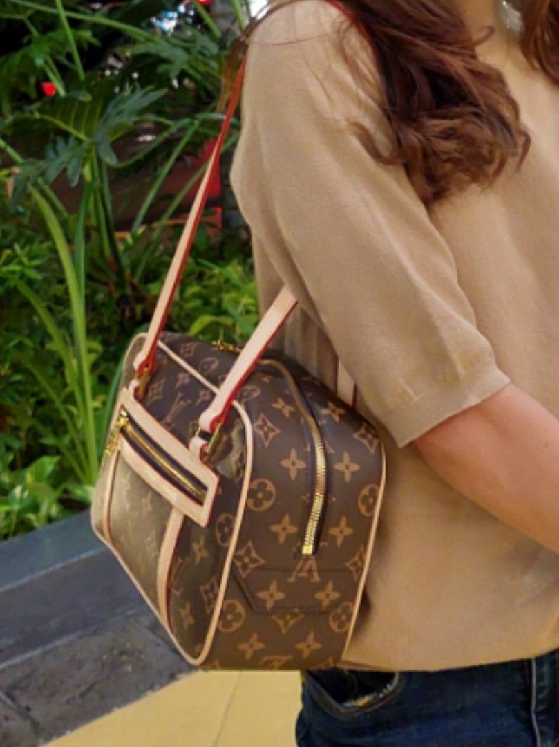 Handbag/Shoulder (Category: Luxury Bags & Wallets) located in Paranaque City. Submitted by joimhey (Listing ID 1309775482, Image 3). Description: Used twice.