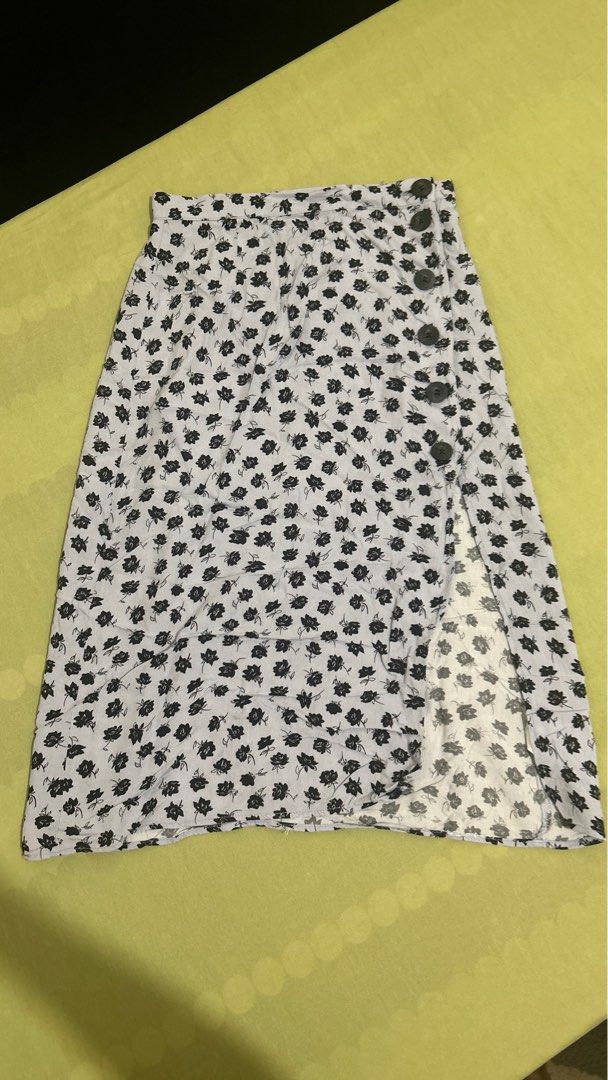 H&M midi skirt (Category: Skirts) located in Quezon City. Submitted by superchargerr (Listing ID 1309819600, Image 1). Description: .