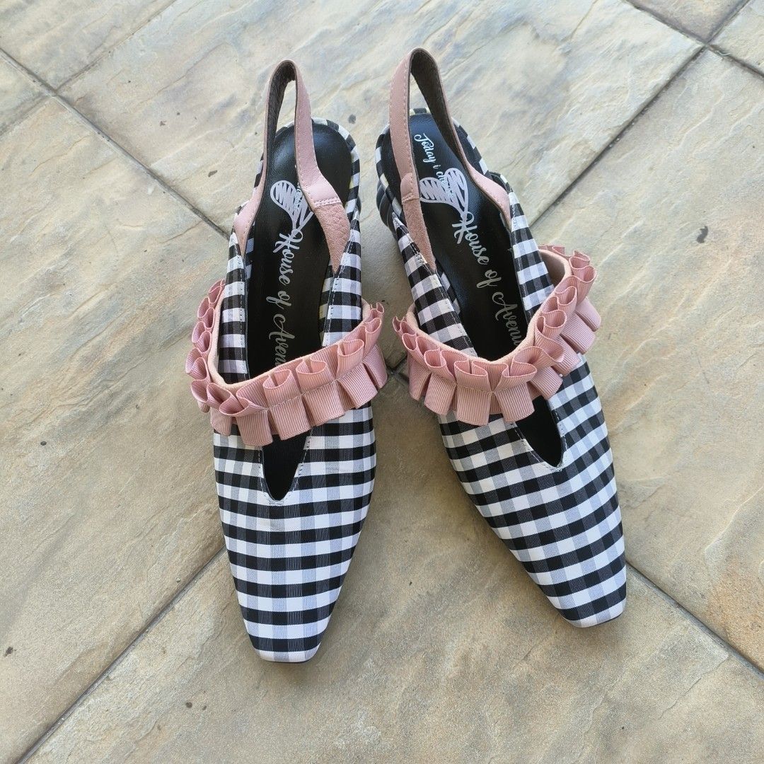 House of avenue shoes store