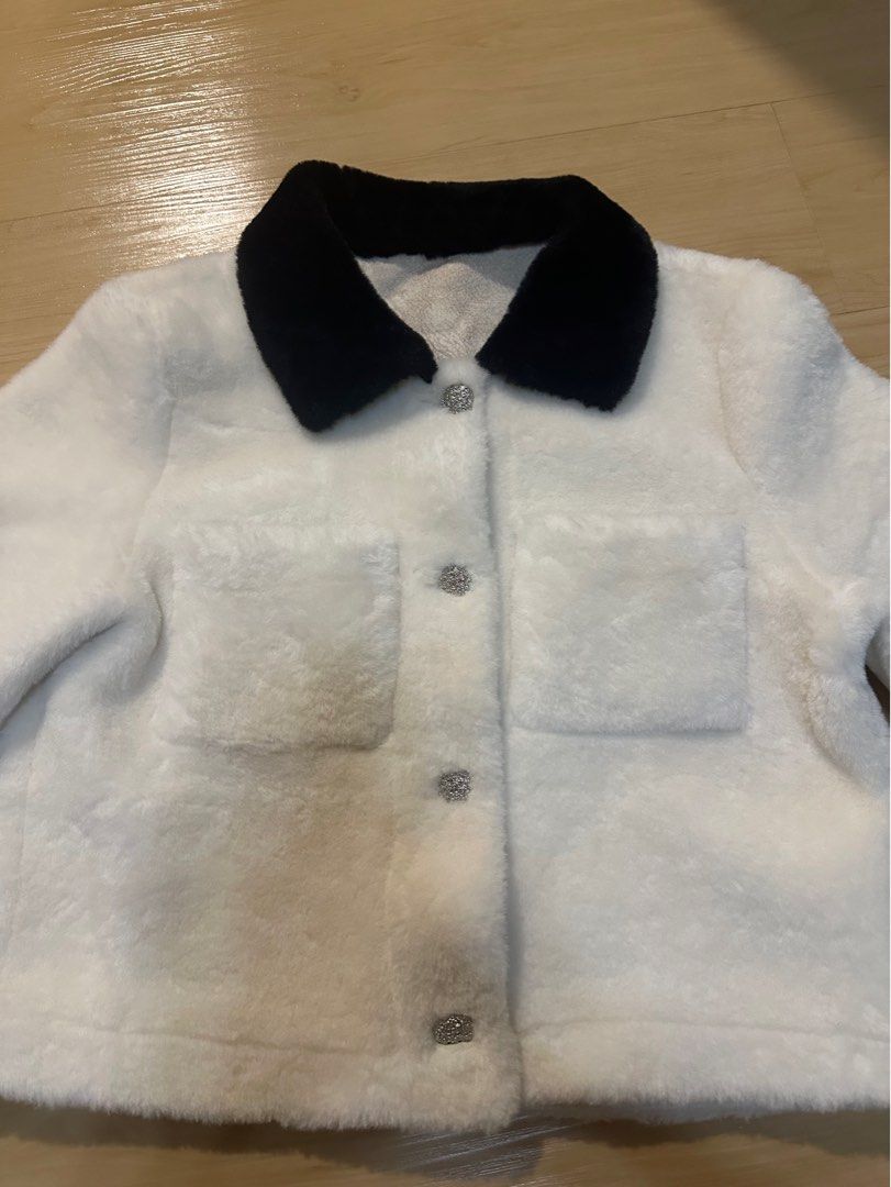 Jacket (Category: Coats, Jackets and Outerwear) located in Singapore. Submitted by ank1036 (Listing ID 1309839006, Image 3). Description: I wear only 1 time.