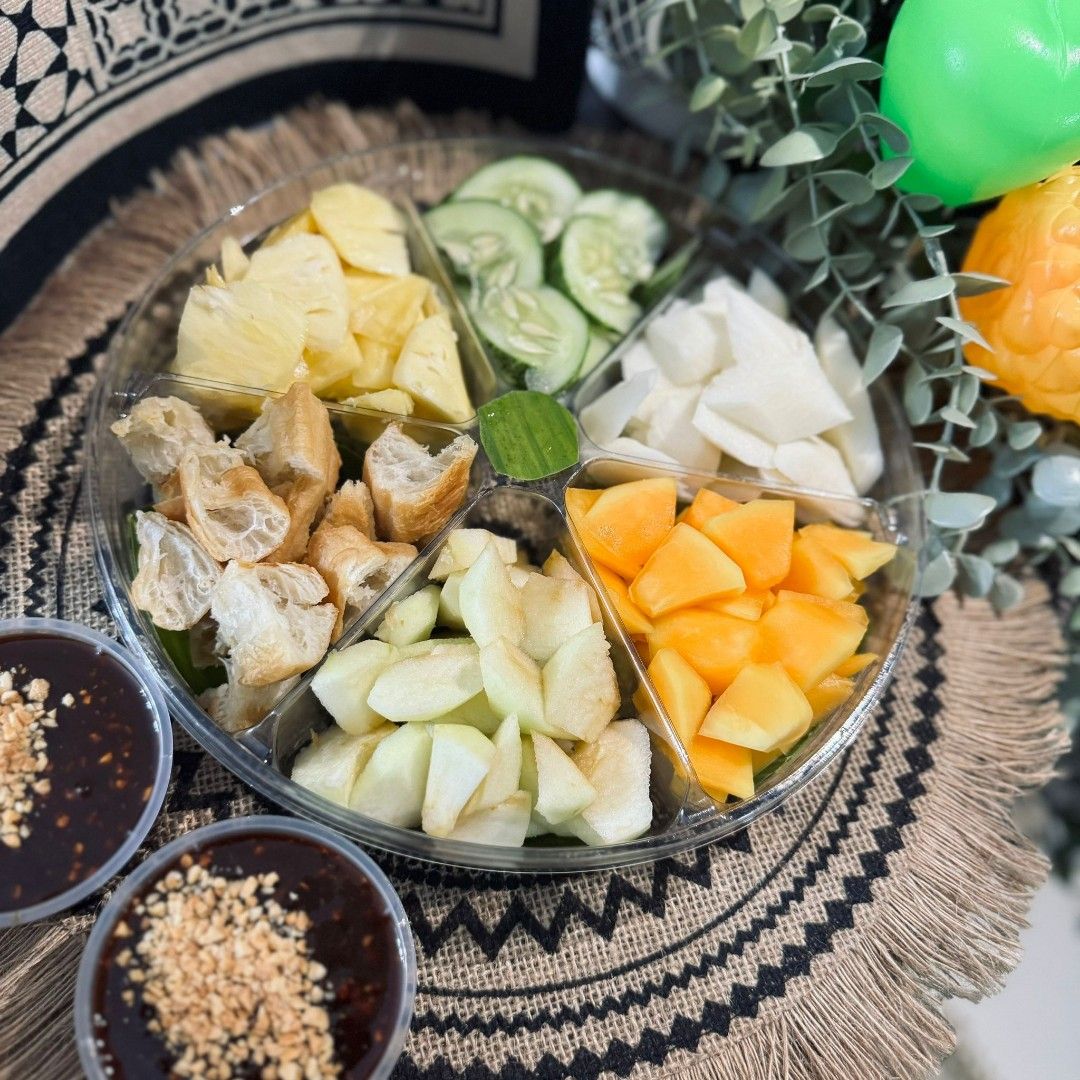 Rojak Platter (Category: Local Eats) located in Singapore. Submitted by rarefox.303cf8 (Listing ID 1309782723, Image 3). Description: ROJAK PLATTER Joint Order open now Pre order 2 days in advance $18 Delivery $10 Self collect pm Select 6 only from the list below👇 Sengkuang Timun Nenas Green apple Green mango Green papaya Strawberi (add $2) Taugeh Char Kway Tahu kering Kangkong Rojak sauce (peanut/non peanut - please state) Suitable for 3 to 4 p
