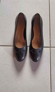 Salvatore Ferragamo black leather pump women's shoes!.
(Size 5)
@800