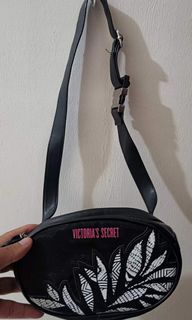 Victorias Secret fanny pack purse.
(8" x 5 ")(Mesh/Leather)
@400