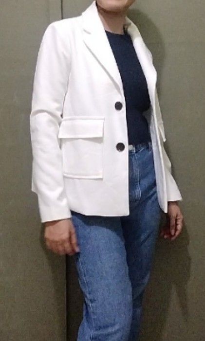 White Blazer (Category: Coats, Jackets and Outerwear) located in Cebu City. Submitted by laganda (Listing ID 1309803903, Image 2). Description: fits small-medium ( armhole 18" length 23" ).