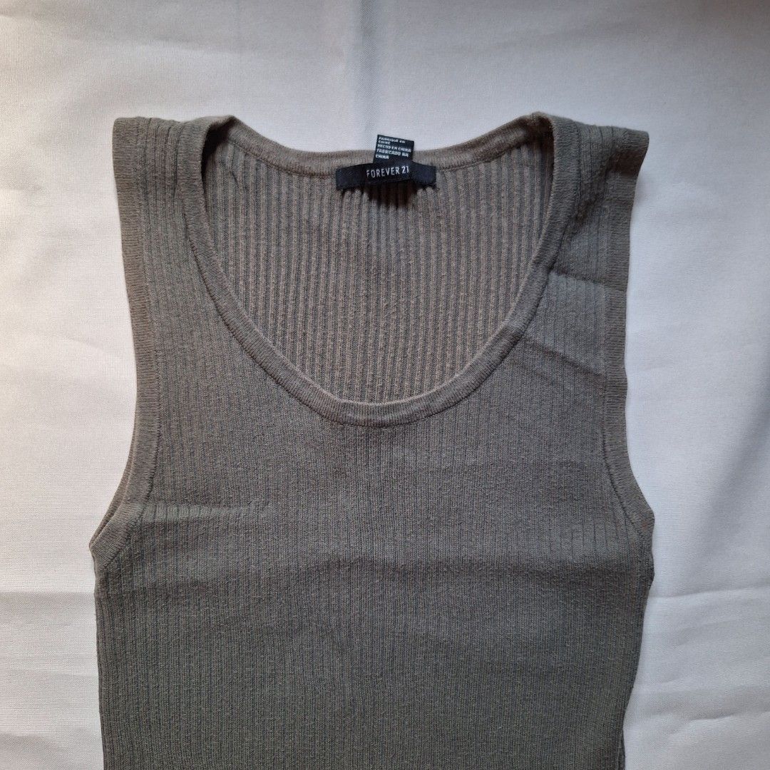 Forever 21 Ribbed green Dress (Category: Dresses) located in Caloocan City. Submitted by gnvvp (Listing ID 1309963917, Image 1). Description: - authentic forever 21 - stretchable, fits small to medium - long dress siya, below knee - as you can see on the photos, faded na siya due to usage.