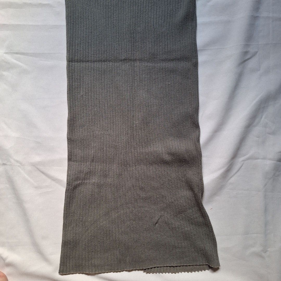 Forever 21 Ribbed green Dress (Category: Dresses) located in Caloocan City. Submitted by gnvvp (Listing ID 1309963917, Image 2). Description: - authentic forever 21 - stretchable, fits small to medium - long dress siya, below knee - as you can see on the photos, faded na siya due to usage.