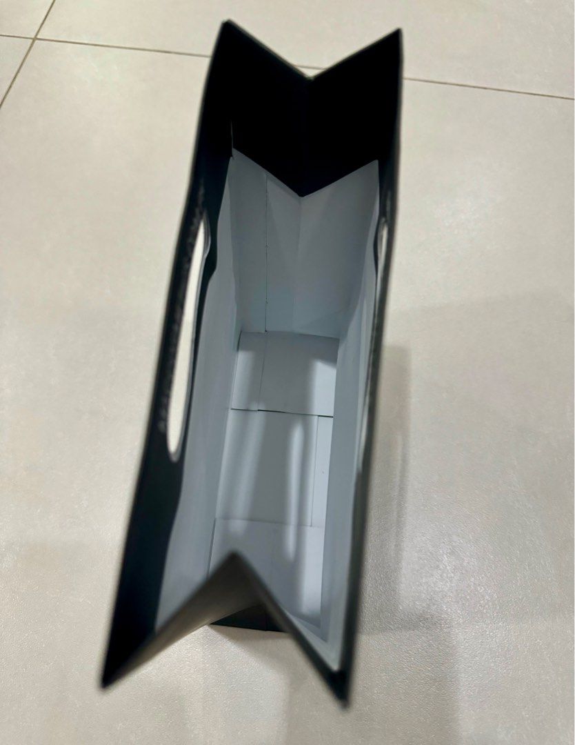 MAC paper bag (Category: Luxury Bags & Wallets) located in Manila. Submitted by chinchinshaven (Listing ID 1309921845, Image 3). Description: Size: 7.5 x 9.25 inches Brand New.