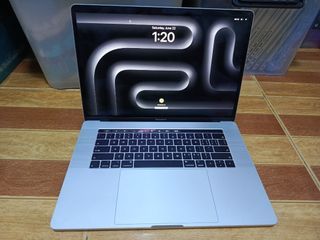 MacBook pro 2018 15 inch 16 GB ram i7 256 ssd