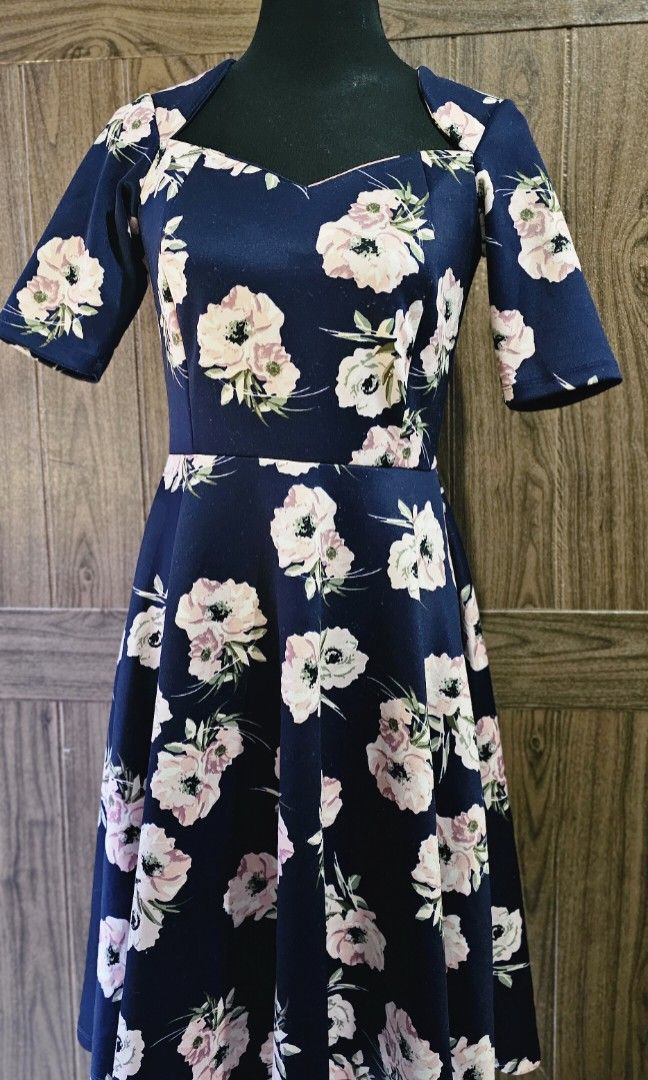 Navy blue floral dress (Category: Dresses) located in Quezon City. Submitted by drosen (Listing ID 1309980109, Image 1). Description: fits smaal to medium.