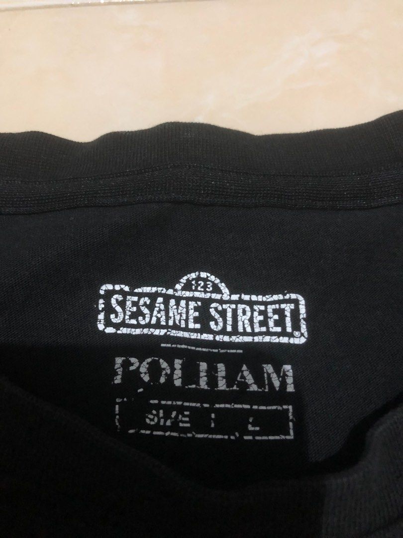 Polham x Sesame Street Kaos hitam polham dengan logo center Sesame ...